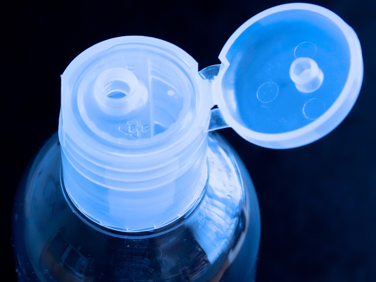 Woda filtrowana vs woda z plastikowej butelki. Największe różnice